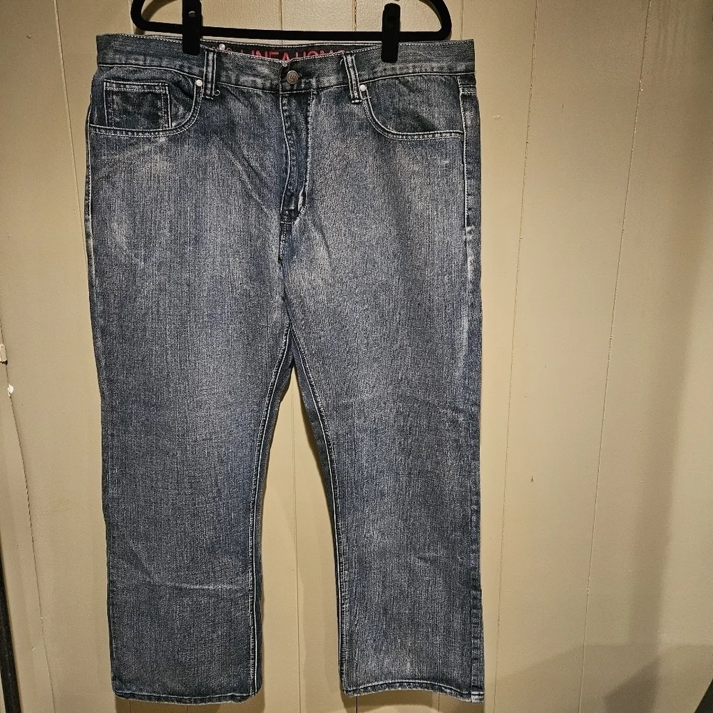 Linea Uomo Jeans, Mens. Size 40x30, Medium Wash, Relaxed Fit